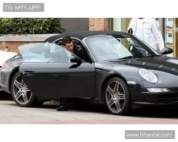 足球明星们的奢华生活揭秘谁是开保时捷的球场风云人物